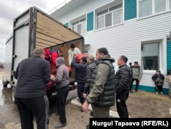 Су тасқынынан зардап шеккендерге гуманитарлық көмек жеткізілді. Қостанай облысы Алтынсарин ауылы, 10 сәуір, 2024 жыл.