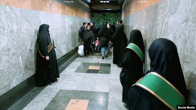 Tehran metrosunda "hicab keşikçiləri"