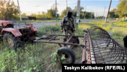 Адалбек Шөкен ауыл шаруасына арналған техникасын жөндеп жатыр.