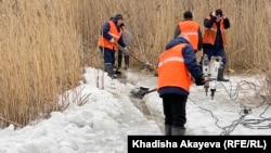 Тасқын су елді әбігерге салған кезде арық тазалап жүрген жұмысшылар. Семей, 11 наурыз, 2024 жыл.