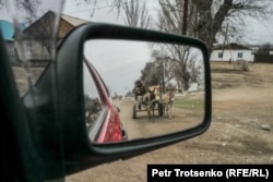 Қазақ-қытай шекарасы маңында есек арбаға мініп кетіп бара жатқан адам. Жетісу облысы, 20 наурыз, 2024 жыл.