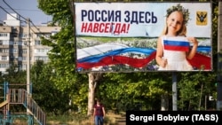 Плакат "Россия здесь навсегда" в Херсоне, июль 2022 года. Через несколько месяцев город был оставлен российскими войсками 