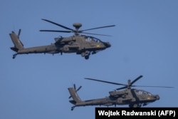 Вертолеты Apache принимают участие в военном параде в Варшаве. 15 августа 2023 года