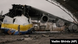 Аэродром Гостомель после боев, уничтоженный самолет Ан-225 "Мрія" ("Мечта")