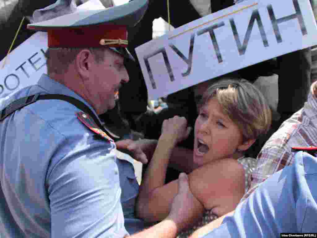 Они появились с большими куклами на плечах, изображающих главу Минтранса Игоря Левитина, премьер-министра России Владимира Путина и бизнесмена Аркадия Ротенберга.