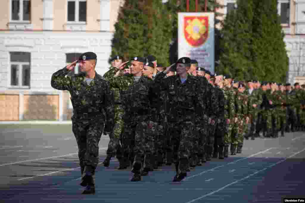 27 марта исполняющий обязанности министра обороны Михаил Коваль встретился с морскими пехотинцами, которые прибыли из Крыма. Пехотинцев разместили сейчас в Президентском полку. &nbsp;