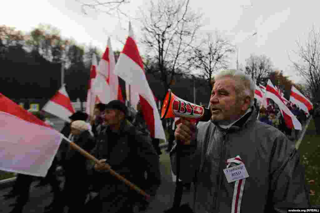 Гісторык Уладзімер Юхо пачаў спяваць Пагоню