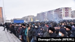 Ақтөбедегі орталық алаңға билікке талабын айтуға жиналған адамдар. 6 қаңтар 2022 ж.