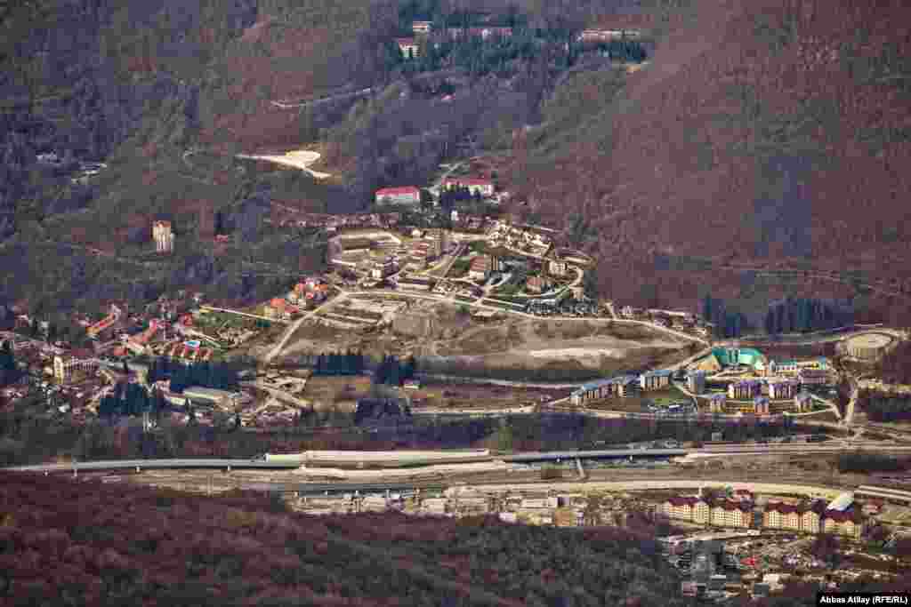 Krasnaya Polyana Rusiya Federasiyasının Krasnadar vilayətinin Soçi şəhərində Adler rayonu tərkibində bir qəsəbədir. Qəsəbə Qara dəniz sahillərindən 39 km aralıda, Böyük Qafqaz dağlarının ətəklərində yerləşir.