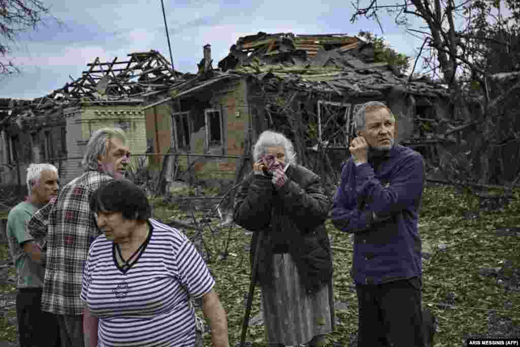 Ресейдің артиллериялық шабуылынан бір қарт адам қаза болған. Дружовка тұрғындары марқұмның үйінің алдында тұр.&nbsp;