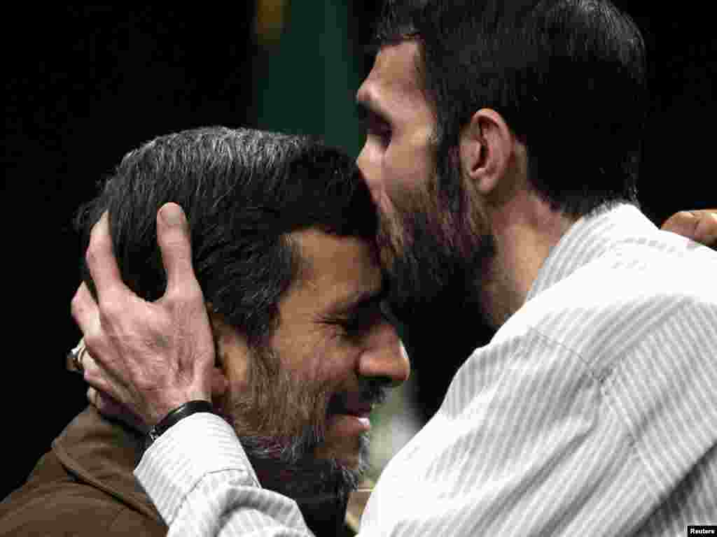 Jurnalist (sağda) İranın o zamanklı prezidenti Mahmud Ahmadinejad-ı öpür. 1 noyabr 2010