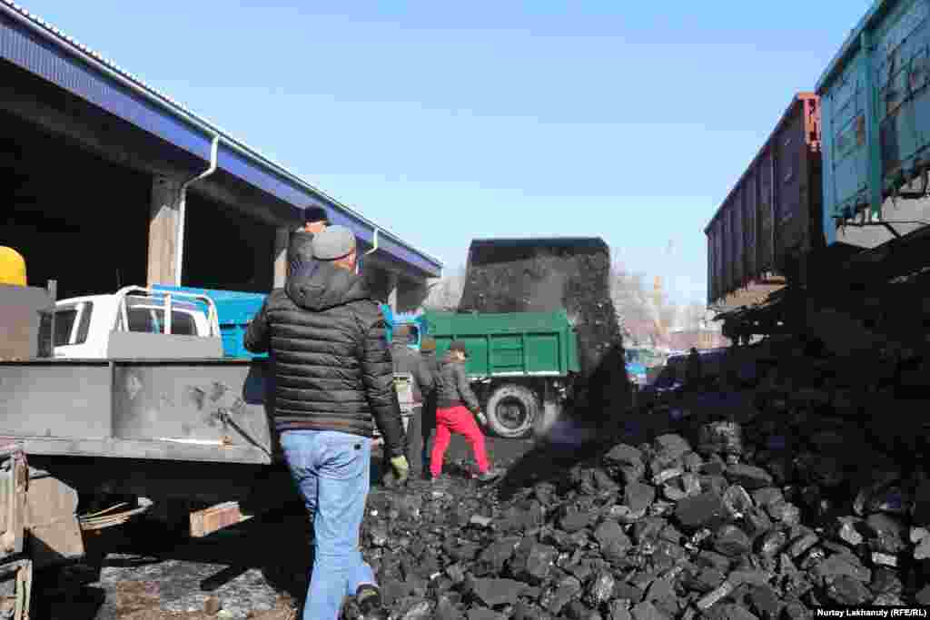 Көмір алуға келген адамдар кейде қауіпсіздік ережесі талабын елемей, көмір тиелген вагондарға тым жақын барады.