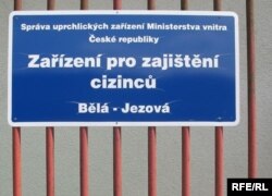 Чехиядағы баспана сұраушылар лагерінің есігіндегі жазба. (Көрнекі сурет)