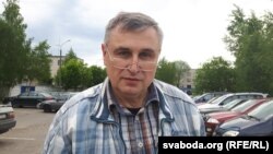 Віцебскі праваабаронца Павал Левінаў каля ІЧУ, ідзе адбываць 15-суткавы арышт. Віцебск, 31 траўня 2017 году