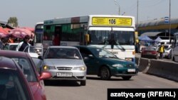 Барахолка базарындағы көлік кептелісі. Алматы, 21 сәуір 2013 жыл.