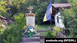 Памятны знак абвяшчэньня незалежнасьці Ўкраіны ў вёсцы Мэлна Івана-Франкоўскай вобласьці