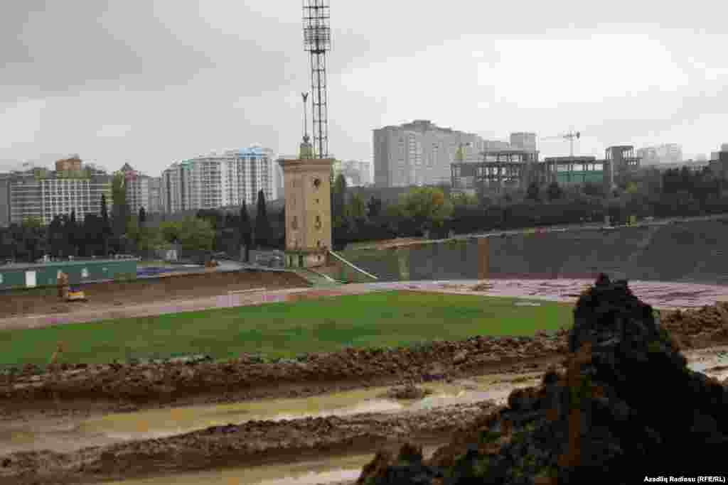 Tofiq Bəhramov adına Respublika Stadionu əsaslı təmirə dayandırılıb. Stadionun b&uuml;t&uuml;n oturacaqları s&ouml;k&uuml;l&uuml;b