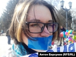 Участница акции протеста в Новосибирске