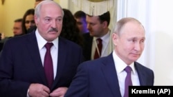 Vladimir Putin (sağda) və Alyaksandr Lukashenka