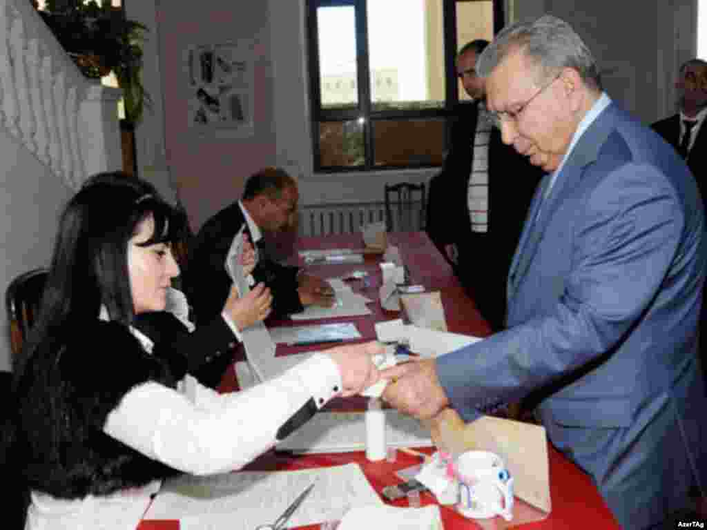 Prezident Administrasiyasının rəhbəri Ramiz Mehdiyev seçki məntəqəsində