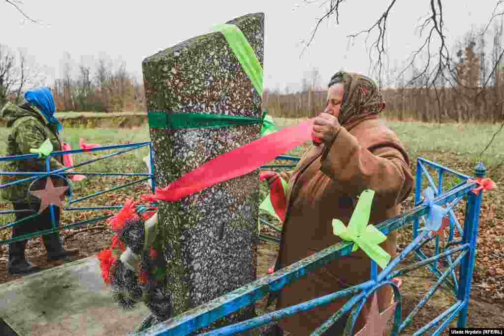 Жанчыны ўпрыгожваюць магілу невядомага жаўнера ў Семехавічах, Пінскі раён.