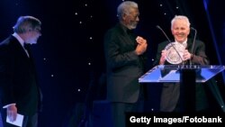 Морган Фримэн и Александр Поляков во время вручения премии Fundamental Physics Prize