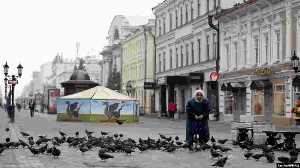 Қазан қаласында көгершінге жем шашып жүрген адам.