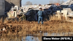 Жаңадан салынған Бесоба ықшамауданындағы құлаған үйді полицей күзетіп тұр. Қарағанды, 7 сәуір 2012 жыл. 