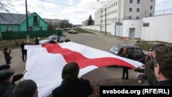 Да Акрэсьціна прынесьлі сьцяг, які не разгарнулі на Дзень Волі. ФОТА