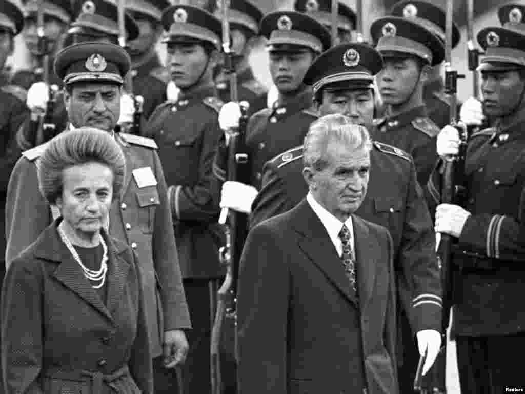 Rumıniyanın kommunist diktatoru Nicolae Ceausescu arvadı Elena ilə birlikdə Pekində səfərdə olarkən, 14 oktyabr 1988