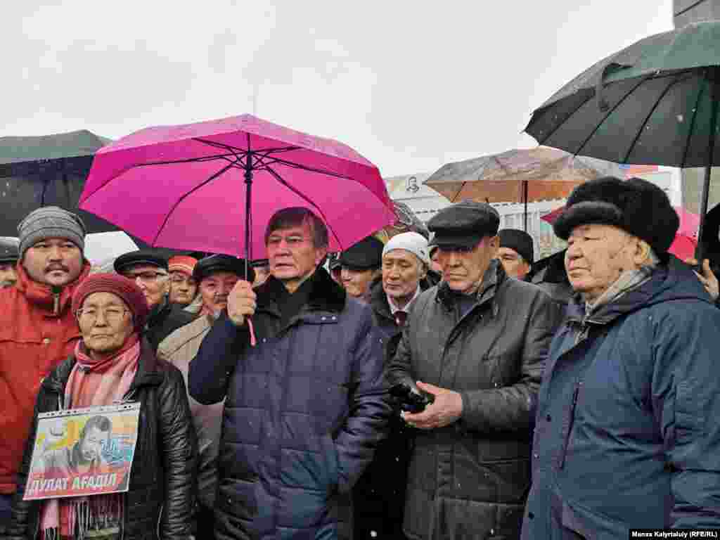 Алматыда еске алу акциясына жиналғандар Дулат Ағаділ &quot;жүрек талмасынан қайтыс болды&quot; деген ресми ақпаратқа күмән келтірді. Олар белсендінің өліміне қазіргі билік жауапты деп мәлімдеді.