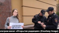 Одиночный пикет в поддержку студента ВШЭ Егора Жукова