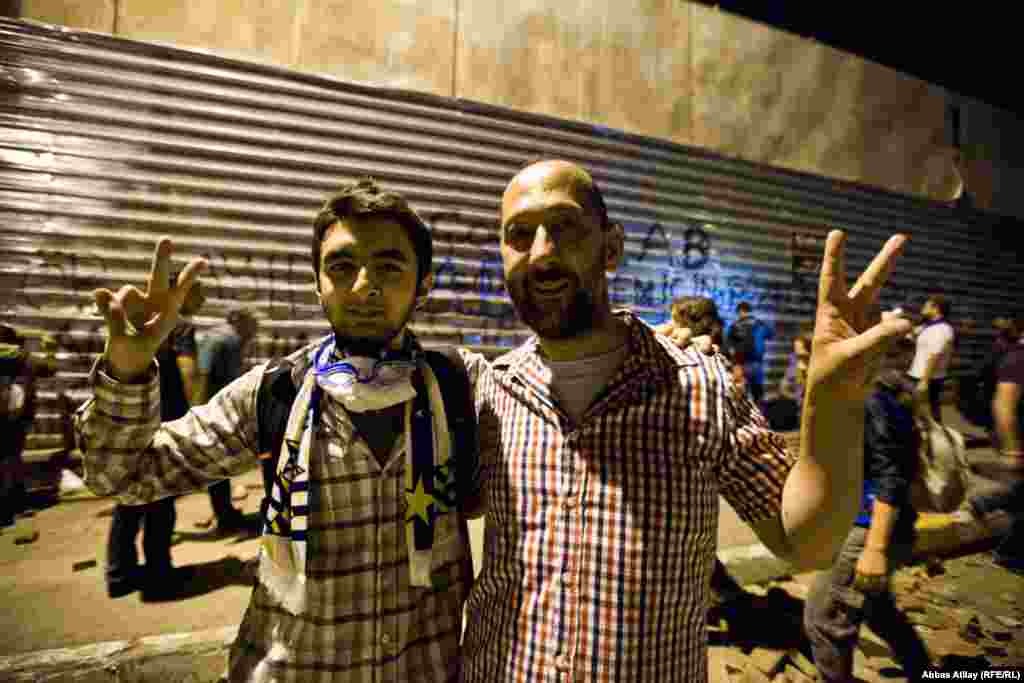 "Gezi Parkı dirənişi" aksiyasına birgə çıxan İstanbul Fatih Universitetinin sosiologiya müəllimi və tələbəsi.