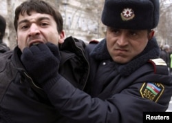 Azərbaycan polisi etiraz aksiyasında gənc fəalı saxlayır, 12 mart 2011