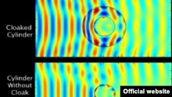На вернем снимке цилиндр в плаще-невидимке - микроволны обтекают его и восстанавливаются практически точно, как вода, обтекающая камень; на нижнем снимке - цилиндр без плаща, он отбрасывает отчетливую тень. Duke University.