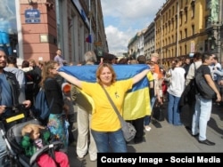 Наталья Цымбалова на акции в День независимости Украины в Петербурге. 24 августа 2014 года