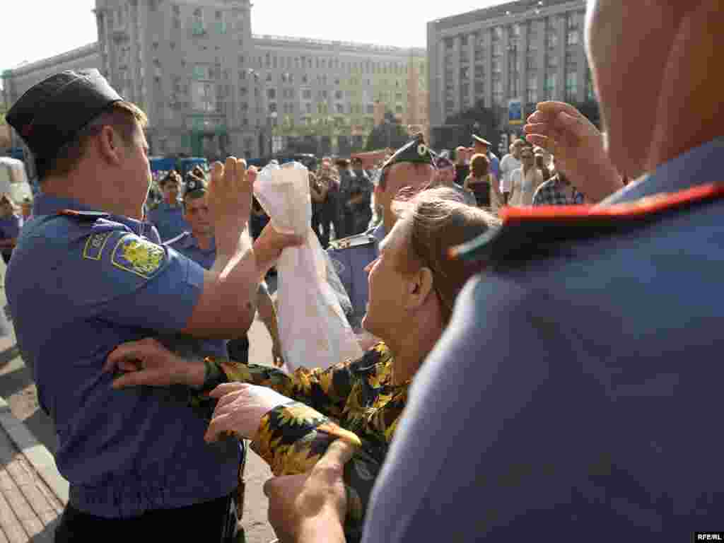 Попытка женщины развернуть плакат была моментально пресечена...