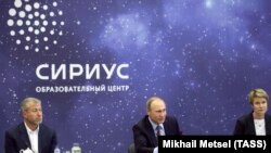 Президент Путин посетил образовательный центр для одаренных детей "Сириус" в Сочи (архивное фото)