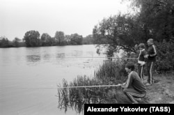 Станислав Жук (справа) со своими воспитанниками во время отдыха, 1979