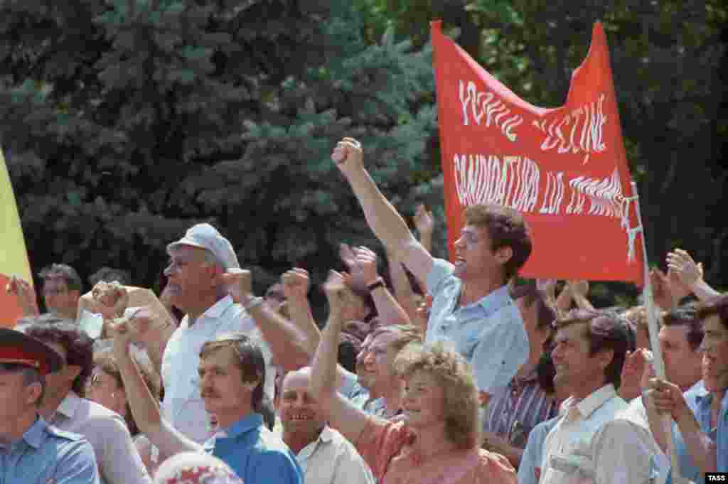 Митинг, организованный Народным фронтом Молдавии, с требованием признать молдавский язык государственным, июнь 1989 года - Митинг организованный Народным фронтом Молдавии с требованием признать молдавский язык государственным, июнь 1989 года