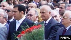 Fərhad Əliyev və Əli İnsanov Heydər Əliyevin abidəsinin açılışında, 11 may 2005