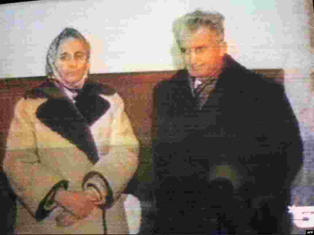 Rumıniyanın kommunist diktatoru Nicolae Ceausescu arvadı Elena ilə birlikdə məhkəmə qarşısında, 25 dekabr 1989