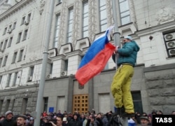 Ресей туын көтеріп жатқан Харьков тұрғындары. 26 ақпан 2014 жыл.