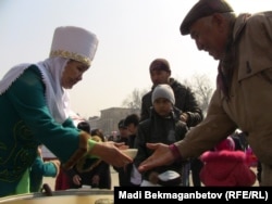 Астана алаңында наурыз көже тегін таратылды. Алматы, 21 наурыз 2011 жыл.