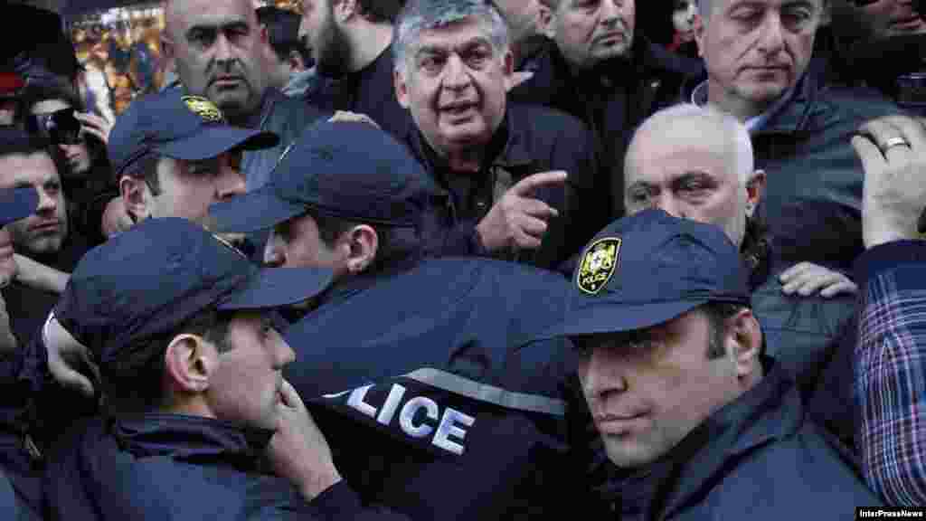 Tbilisi, 8 fevral 2013. Saakashvili əleyhidarları ilə polis arasında qarşıdurma