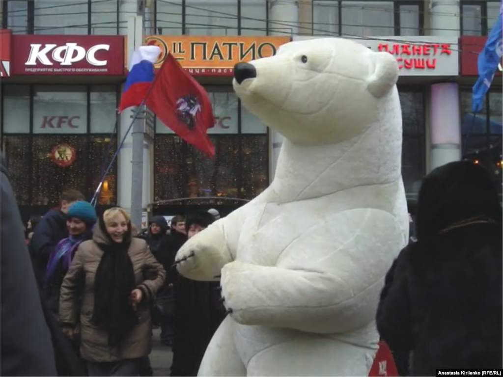 Замерзнув, участники митинга начали водить вокруг медведя хоровод