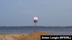 Благовещенск. За насыпной дамбой - бушующая Зея