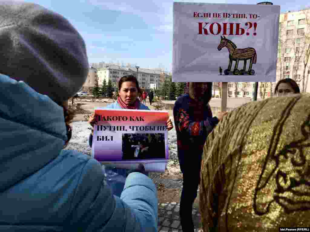 &quot;Если не Путин, то конь?&quot;: в Казани прошел арт-пикет &quot;Открытой России&quot;