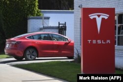 Компания Tesla, цена акций которой взлетела в несколько раз за последние месяцы, стала символом эйфории на Уолл-стрит