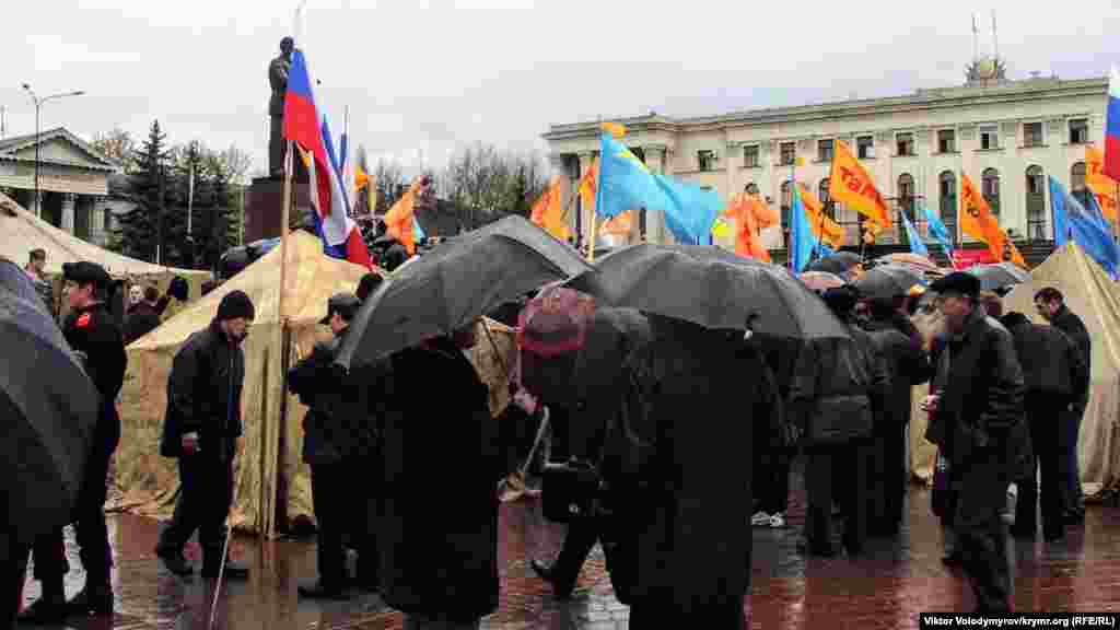 В нескольких шагах от сторонников Януковича расположились те, кто поддерживал оппозиционного кандидата в президенты Украины.